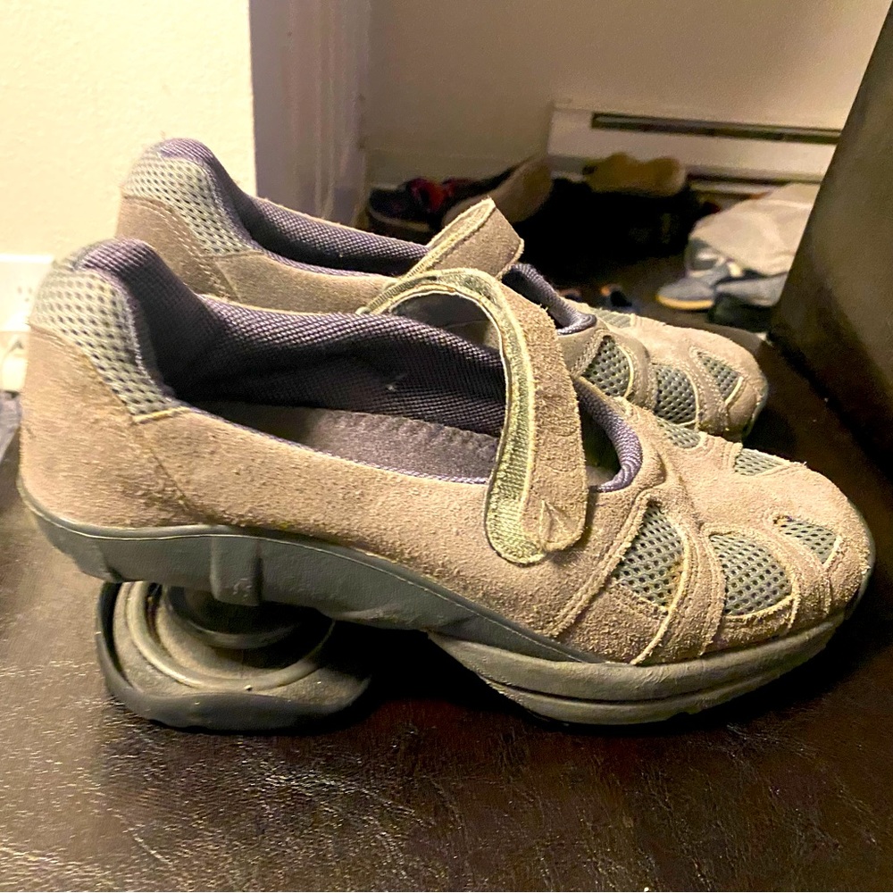 Z-coil Womens Gray Suede Pain Relief  Spring Heel Mary Jane Shoes Size W9